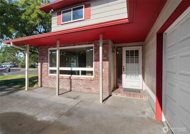 Photo 4 of Sale Pending at 1141 E Hill Pl, Moses Lake, WA 98837 | MLS# NWM2583256 | Listing updated on 2026-10-01