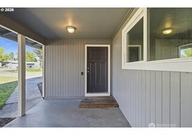 Photo 2 of Single family home for sale at 826 B St, Washougal, WA 98671 | MLS# NWM2583260 | Listing updated on 2026-10-15