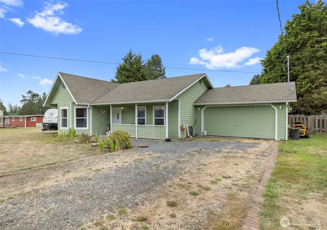 Photo 2 of Single family home for sale at 957 Donald Ave, Oak Harbor, WA 98277 | MLS# NWM2583266 | Listing updated on 2026-09-30