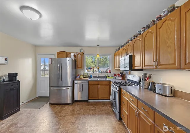Photo 4 of Single family home for sale at 957 Donald Ave, Oak Harbor, WA 98277 | MLS# NWM2583266 | Listing updated on 2026-09-30