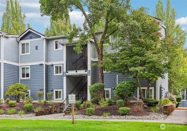 Condo for sale at 250 NW Dogwood St #E104, Issaquah, WA 98027 | MLS# NWM2583336