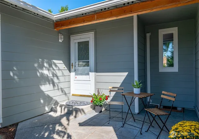 Photo 3 of Single family home for sale at 1303 Kendra Ln, Burlington, WA 98233 | MLS# NWM2583337 | Listing updated on 2026-09-21