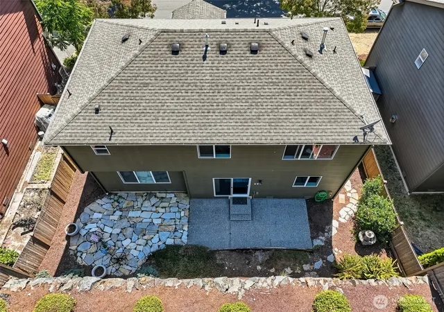 Photo 3 of Single family home for sale at 7624 NE 201st Place, Kenmore, WA 98028 | MLS# NWM2583396 | Listing updated on 2026-09-30