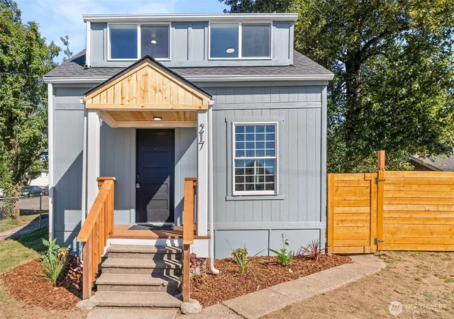 Photo 1 of Single family home for sale at 217 W Chestnut, Centralia, WA 98531 | MLS# NWM2583397 | Listing updated on 2026-09-29
