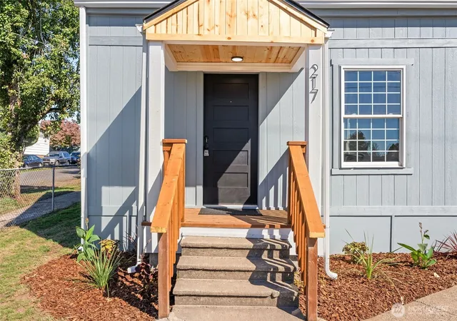 Photo 3 of Single family home for sale at 217 W Chestnut, Centralia, WA 98531 | MLS# NWM2583397 | Listing updated on 2026-09-29