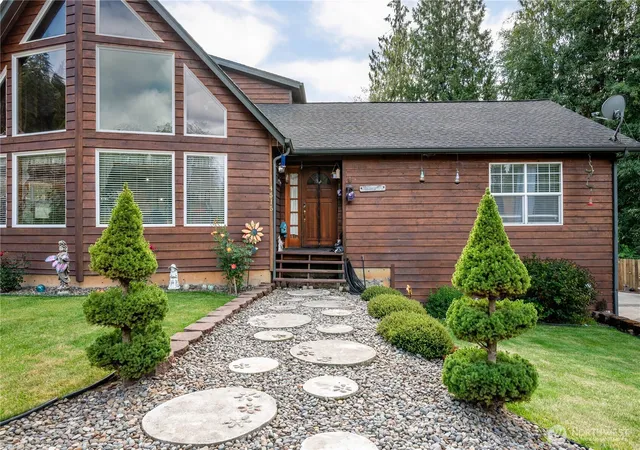 Photo 2 of Sale Pending at 4515 Columbia Hts Rd, Longview, WA 98632 | MLS# NWM2583421 | Listing updated on 2026-09-21