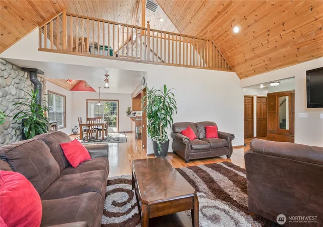 Photo 3 of Sale Pending at 4515 Columbia Hts Rd, Longview, WA 98632 | MLS# NWM2583421 | Listing updated on 2026-09-21
