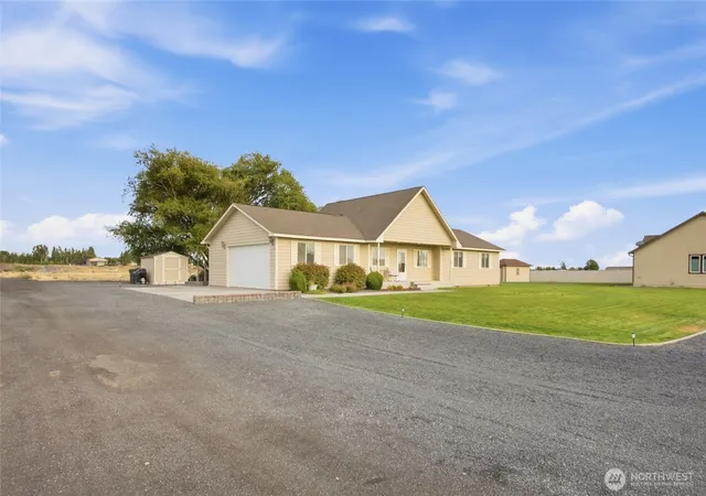 Photo 3 of Single family home for sale at 3489 Rd F Ne, Moses Lake, WA 98837 | MLS# NWM2583428 | Listing updated on 2026-09-30