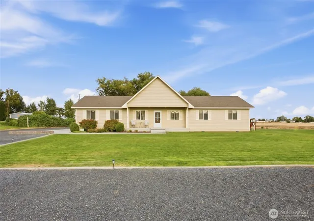 Photo 3 of Single family home for sale at 3489 Rd F NE, Moses Lake, WA 98837 | MLS# NWM2583428 | Listing updated on 2026-09-30