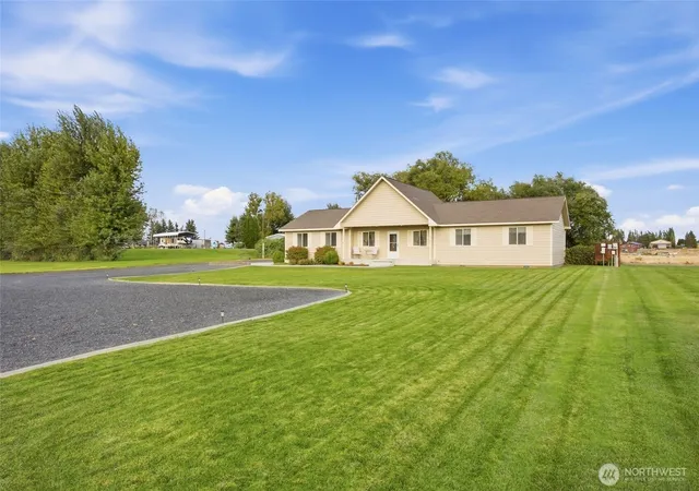 Photo 4 of Single family home for sale at 3489 Rd F NE, Moses Lake, WA 98837 | MLS# NWM2583428 | Listing updated on 2026-09-30