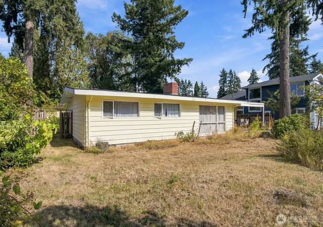 Photo 2 of Sale Pending at 14262 Se Eastgate Dr, Bellevue, WA 98006 | MLS# NWM2583441 | Listing updated on 2026-10-01