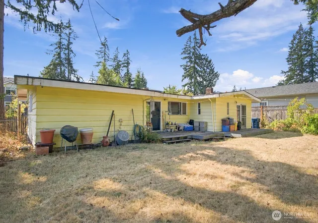 Photo 3 of Sale Pending at 14262 SE Eastgate Dr, Bellevue, WA 98006 | MLS# NWM2583441 | Listing updated on 2026-10-01