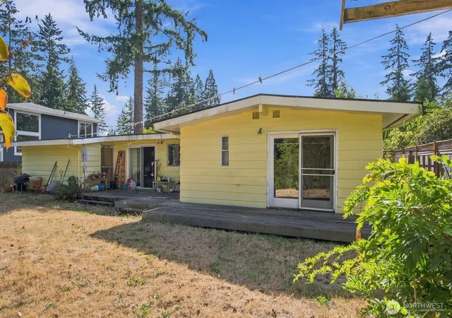 Photo 4 of Sale Pending at 14262 SE Eastgate Dr, Bellevue, WA 98006 | MLS# NWM2583441 | Listing updated on 2026-10-01