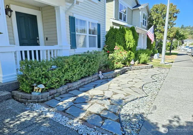 Photo 3 of Single family home for sale at 201 Glennwood Pl Se, Renton, WA 98056 | MLS# NWM2583454 | Listing updated on 2026-09-29