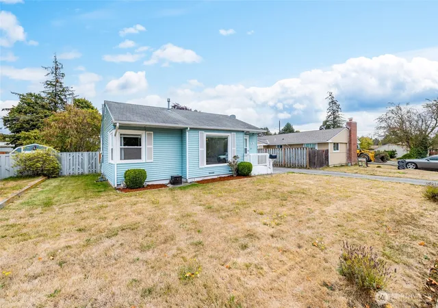 Photo 2 of Single family home for sale at 376 Se Glencoe St, Oak Harbor, WA 98277 | MLS# NWM2583457 | Listing updated on 2026-09-29