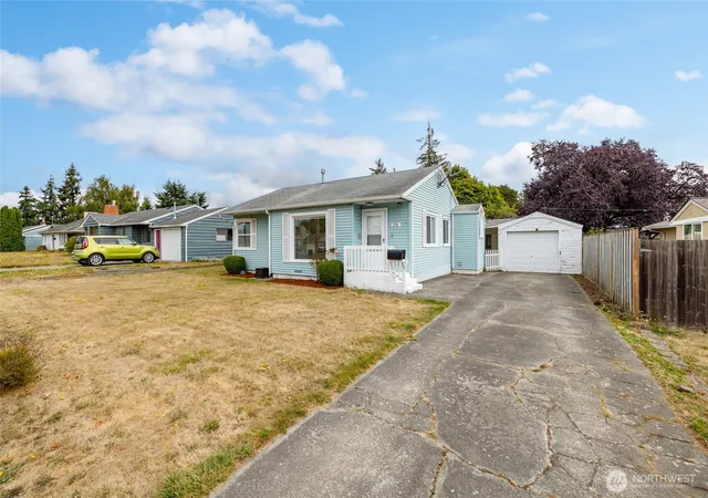 Photo 3 of Single family home for sale at 376 Se Glencoe St, Oak Harbor, WA 98277 | MLS# NWM2583457 | Listing updated on 2026-09-29