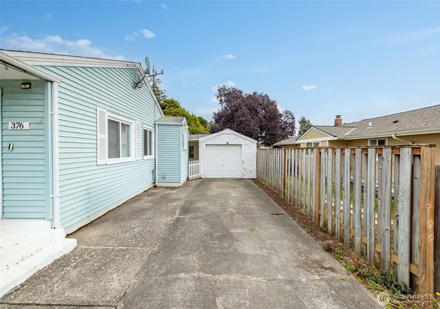 Photo 3 of Single family home for sale at 376 SE Glencoe St, Oak Harbor, WA 98277 | MLS# NWM2583457 | Listing updated on 2026-09-29