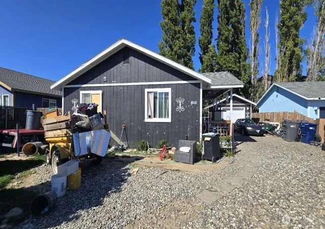 Photo 1 of Single family home for sale at 1561 Cashmere St, Wenatchee, WA 98801 | MLS# NWM2583476 | Listing updated on 2026-09-26