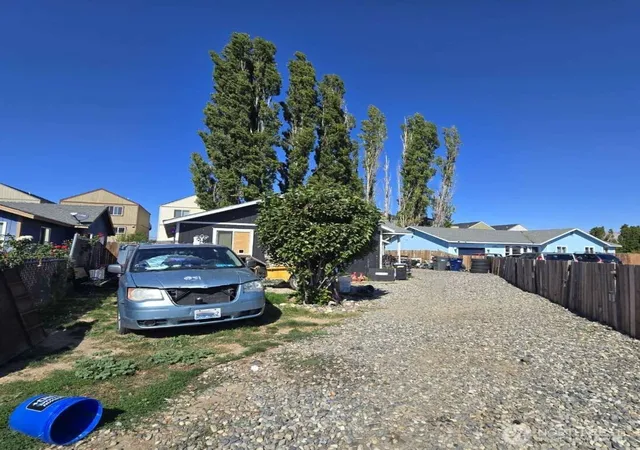 Photo 2 of Single family home for sale at 1561 Cashmere St, Wenatchee, WA 98801 | MLS# NWM2583476 | Listing updated on 2026-09-26