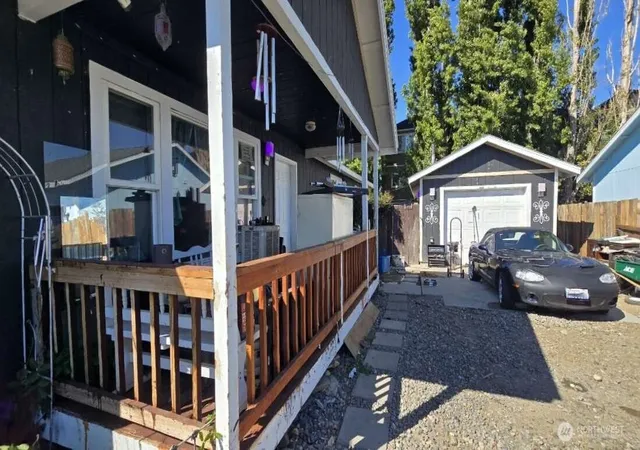 Photo 3 of Single family home for sale at 1561 Cashmere St, Wenatchee, WA 98801 | MLS# NWM2583476 | Listing updated on 2026-09-26