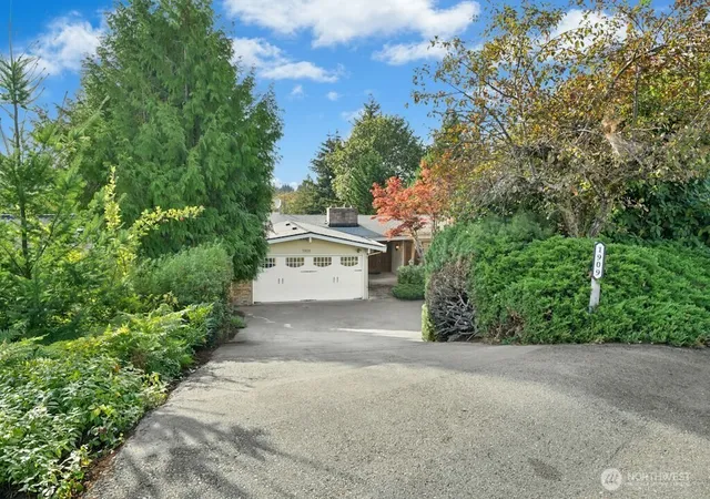 Photo 3 of Single family home for sale at 1909 89th Place NE, Clyde Hill, WA 98004 | MLS# NWM2583555 | Listing updated on 2026-09-29