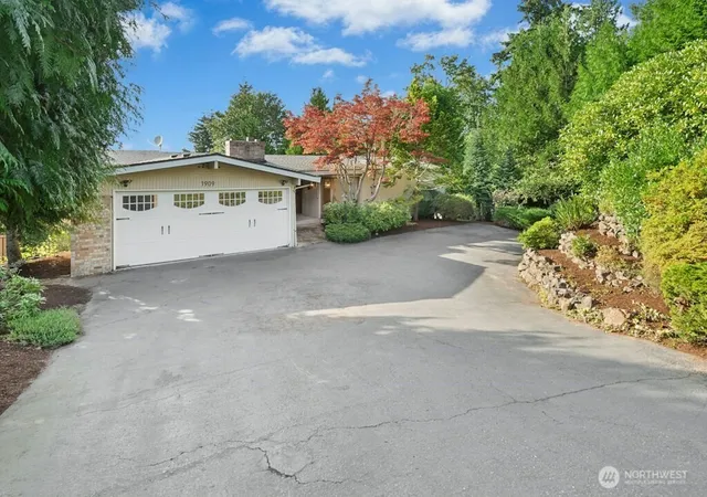 Photo 4 of Single family home for sale at 1909 89th Place NE, Clyde Hill, WA 98004 | MLS# NWM2583555 | Listing updated on 2026-09-29