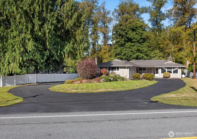 Photo 3 of Single family home for sale at 628 Russell Rd, Snohomish, WA 98290 | MLS# NWM2583566 | Listing updated on 2026-09-25