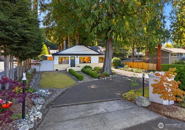 Photo 2 of Single family home for sale at 825 Nw 180th Street, Shoreline, WA 98177 | MLS# NWM2583573 | Listing updated on 2026-10-01
