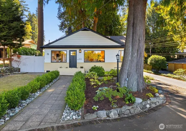 Photo 3 of Single family home for sale at 825 NW 180th Street, Shoreline, WA 98177 | MLS# NWM2583573 | Listing updated on 2026-10-01