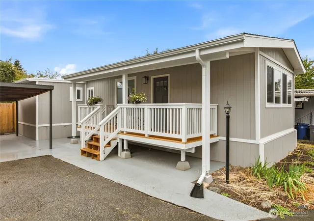 Photo 2 of Manufactured home for sale at 14322 Admiralty Way #31, Lynnwood, WA 98087 | MLS# NWM2583577 | Listing updated on 2026-10-28