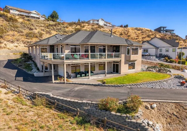 Photo 3 of Single family home for sale at 305 Orchard View Dr, Chelan, WA 98816 | MLS# NWM2583593 | Listing updated on 2026-09-30