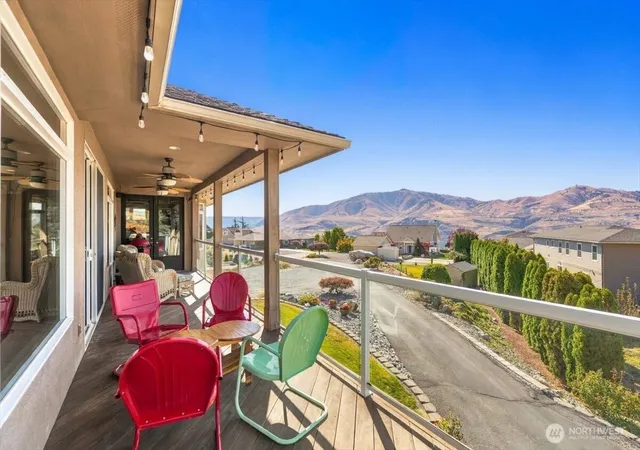 Photo 4 of Single family home for sale at 305 Orchard View Dr, Chelan, WA 98816 | MLS# NWM2583593 | Listing updated on 2026-09-30