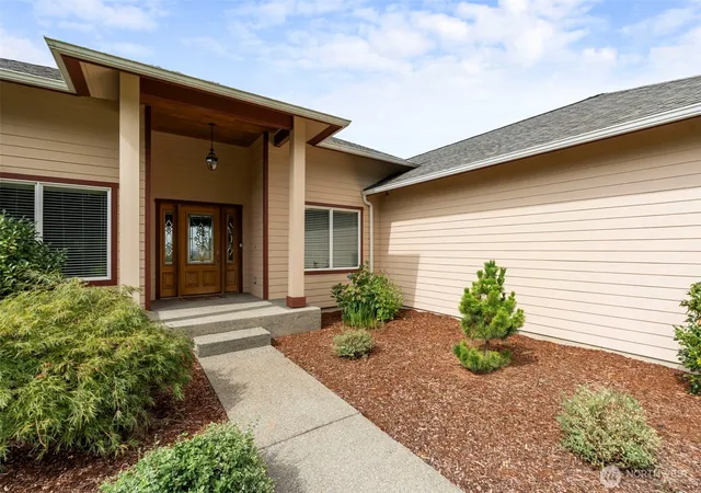Photo 3 of Single family home for sale at 142 Nugget Dr, Centralia, WA 98531 | MLS# NWM2583611 | Listing updated on 2026-09-18