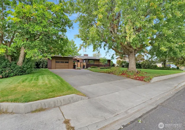 Photo 3 of Single family home for sale at 614 N Crestview Dr, Moses Lake, WA 98837 | MLS# NWM2583617 | Listing updated on 2026-09-27
