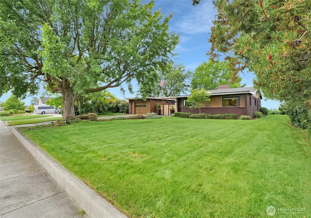 Photo 3 of Single family home for sale at 614 N Crestview Dr, Moses Lake, WA 98837 | MLS# NWM2583617 | Listing updated on 2026-09-27