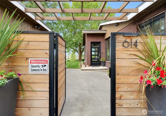 Photo 4 of Single family home for sale at 614 N Crestview Dr, Moses Lake, WA 98837 | MLS# NWM2583617 | Listing updated on 2026-09-27