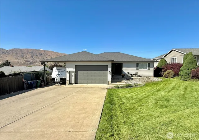 Photo 1 of Single family home for sale at 634 S Lincoln Pl, East Wenatchee, WA 98802 | MLS# NWM2583707 | Listing updated on 2026-09-21