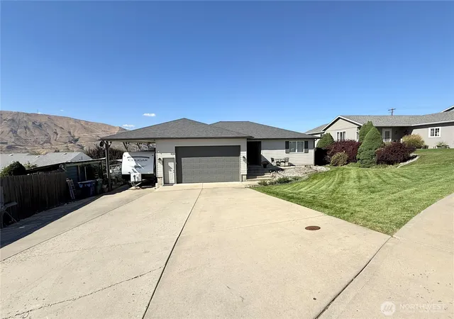 Photo 2 of Single family home for sale at 634 S Lincoln Pl, East Wenatchee, WA 98802 | MLS# NWM2583707 | Listing updated on 2026-09-21