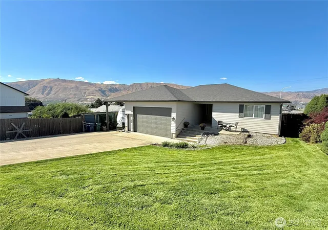 Photo 3 of Single family home for sale at 634 S Lincoln Pl, East Wenatchee, WA 98802 | MLS# NWM2583707 | Listing updated on 2026-09-21