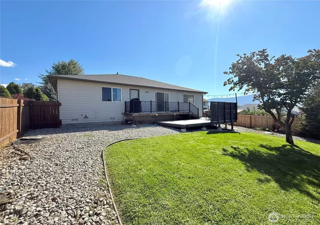 Photo 4 of Single family home for sale at 634 S Lincoln Pl, East Wenatchee, WA 98802 | MLS# NWM2583707 | Listing updated on 2026-09-21