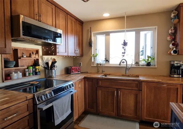 Photo 4 of Sale Pending at 1209 E 5th Street, Port Angeles, WA 98362 | MLS# NWM2583773 | Listing updated on 2026-09-24