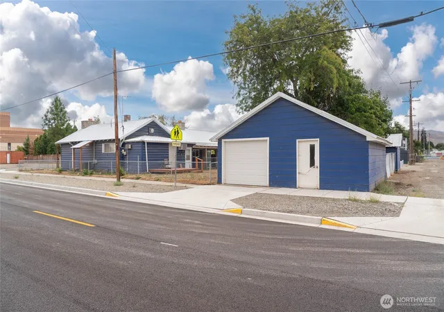 Photo 2 of Single family home for sale at 2 S Elm St, Omak, WA 98841 | MLS# NWM2583793 | Listing updated on 2026-09-28
