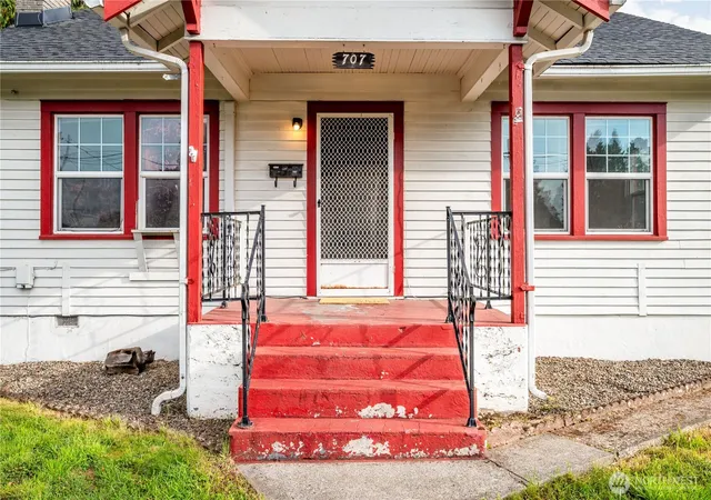 Photo 2 of Single family home for sale at 707 Ayers St, Kelso, WA 98626 | MLS# NWM2583818 | Listing updated on 2026-10-01