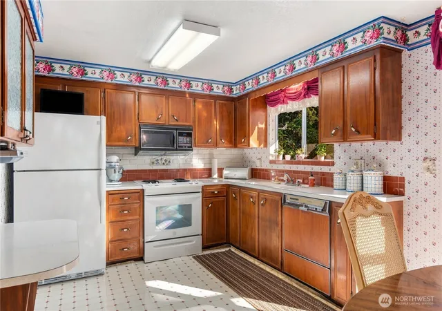 Photo 4 of Single family home for sale at 2826 York Rd, Everett, WA 98204 | MLS# NWM2583822 | Listing updated on 2026-10-08
