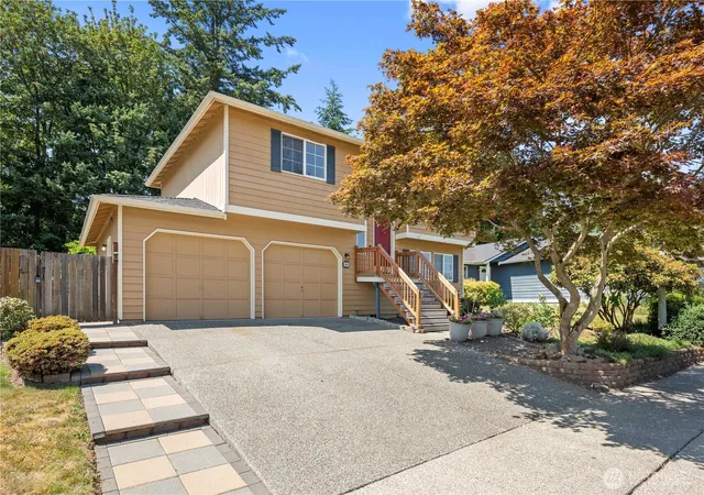 Photo 2 of Sale Pending at 928 96th Avenue Se, Lake Stevens, WA 98258 | MLS# NWM2583836 | Listing updated on 2026-09-30