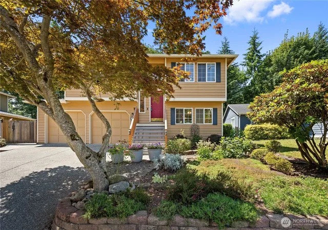 Photo 3 of Sale Pending at 928 96th Avenue Se, Lake Stevens, WA 98258 | MLS# NWM2583836 | Listing updated on 2026-09-30