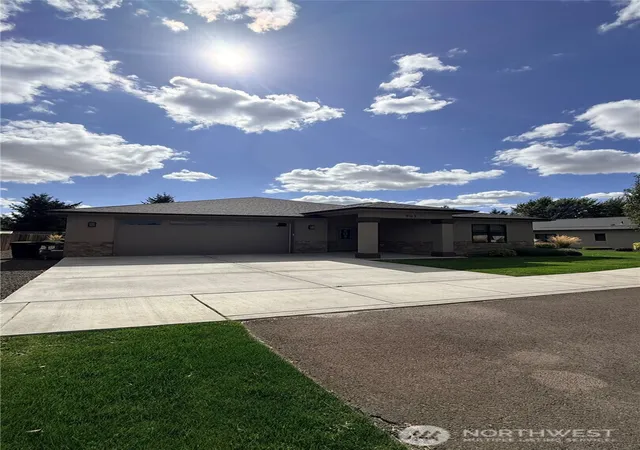 Photo 2 of Single family home for sale at 901 Janimari Ct, Walla Walla, WA 99362 | MLS# NWM2583845 | Listing updated on 2026-09-26