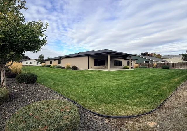 Photo 3 of Single family home for sale at 901 Janimari Ct, Walla Walla, WA 99362 | MLS# NWM2583845 | Listing updated on 2026-10-13
