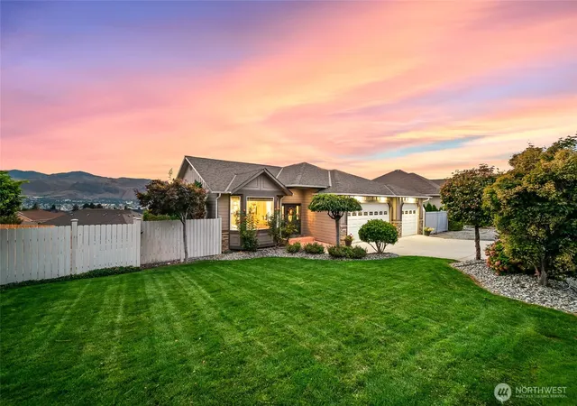Photo 2 of Single family home for sale at 824 Briarwood Ter, East Wenatchee, WA 98802 | MLS# NWM2583848 | Listing updated on 2026-10-01