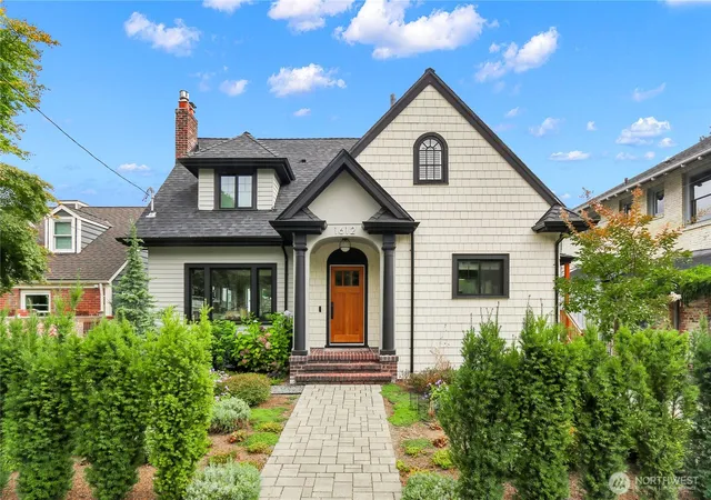 Photo 2 of Single family home for sale at 1612 5th Avenue N, Seattle, WA 98109 | MLS# NWM2583859 | Listing updated on 2026-10-28